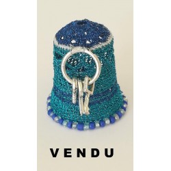 Trousseau de clefs sur dé bleu