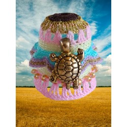 Tortue dorée sur dé pastel