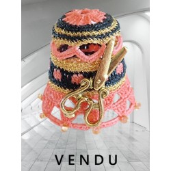 Dé jolis ciseaux dorés ouverts