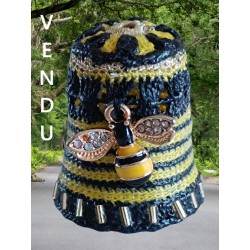 Abeille sur dé rayé jaune...